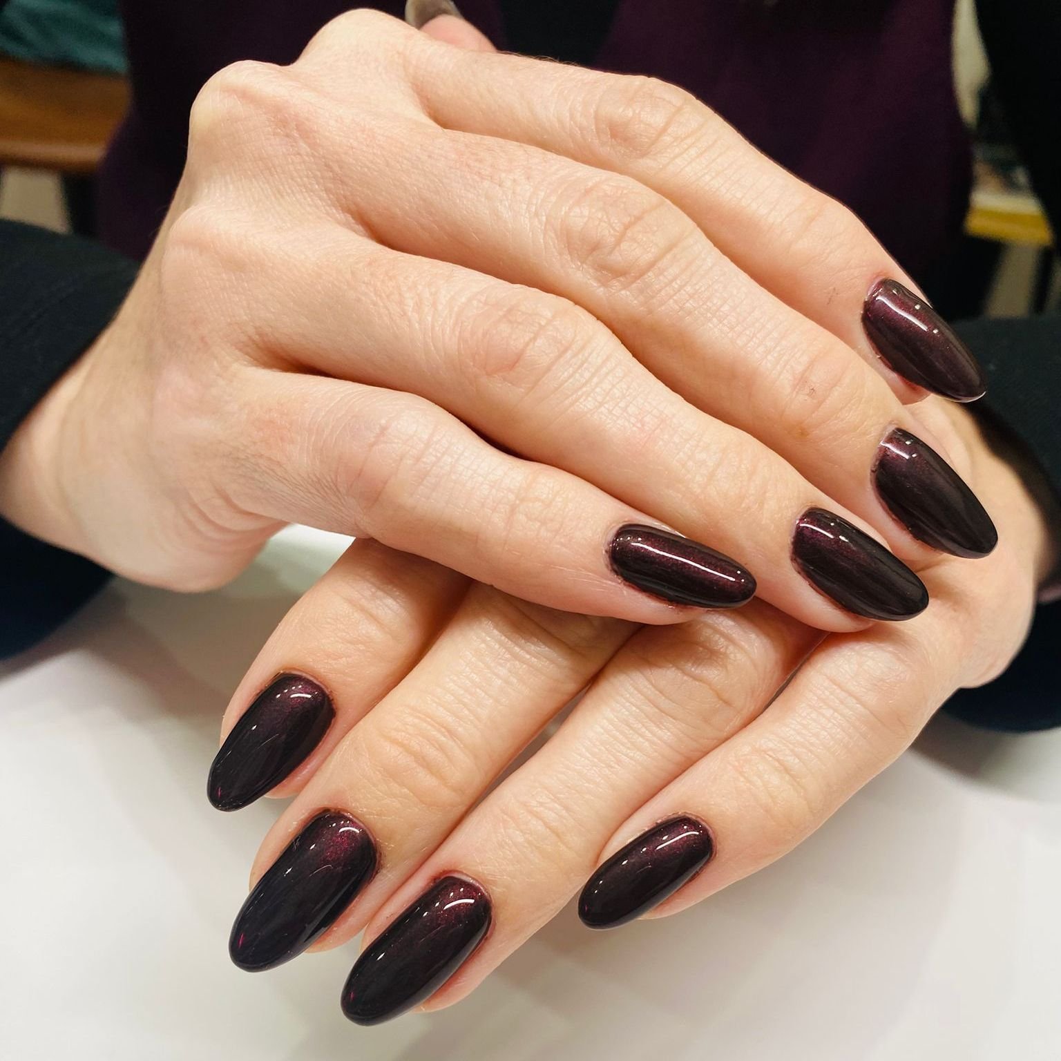 Uñas de acabado burdeos de la galería del salón.