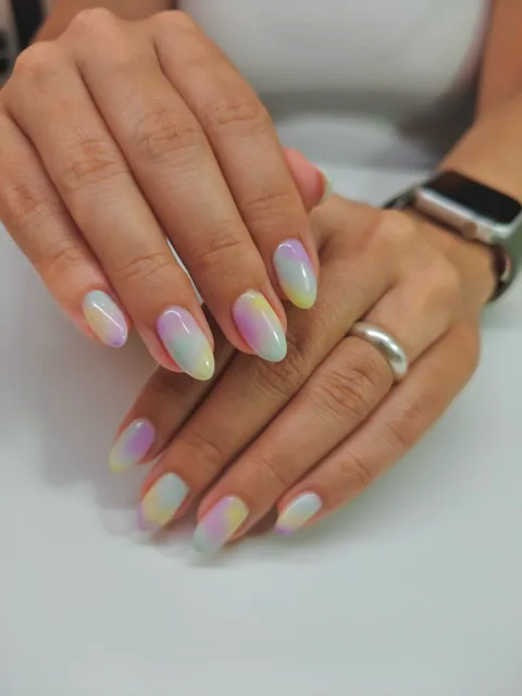 Uñas almendradas con degradados multicolor pastel.